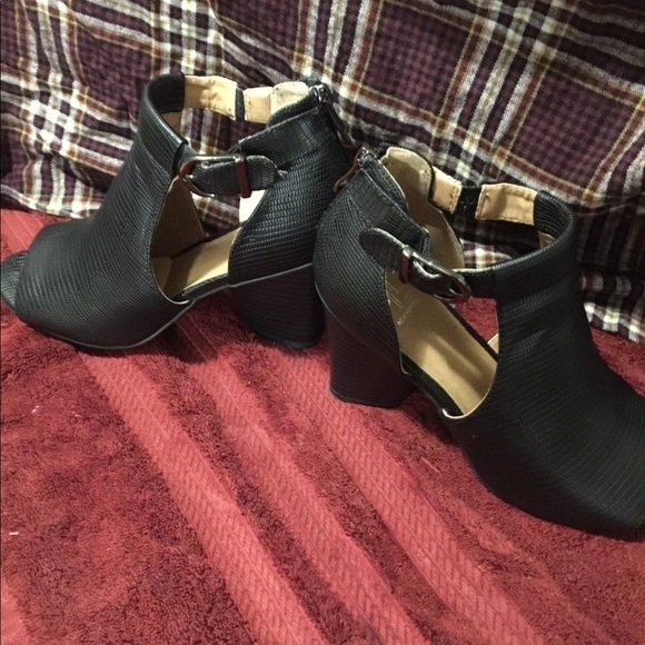 Size 7 1/2 - Picture 4 of 12